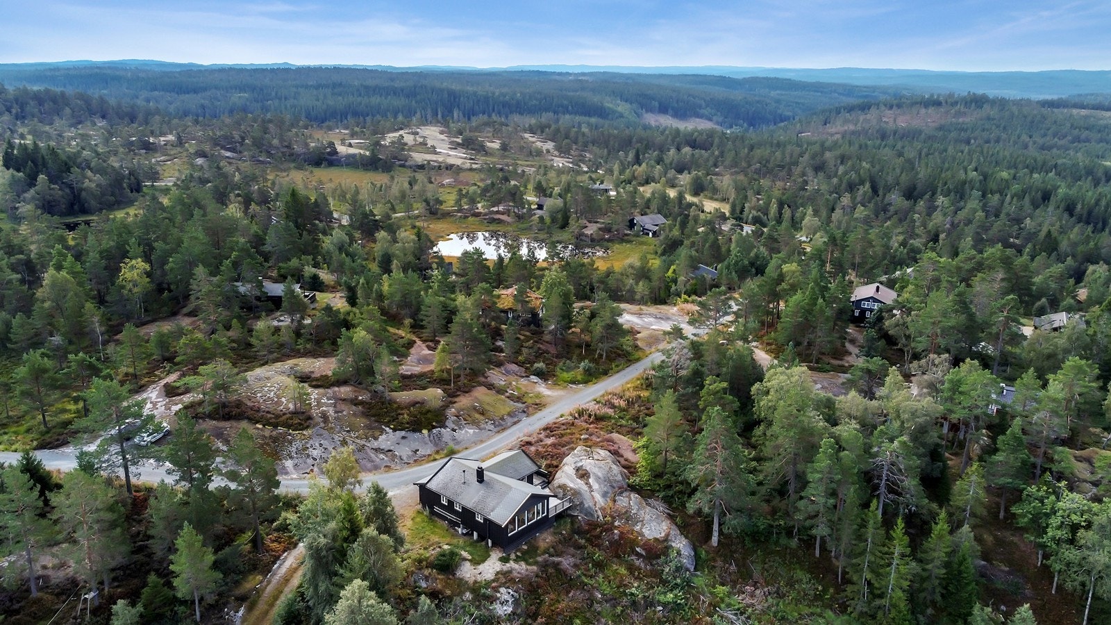 Dette er drømmestedet for deg som ønsker å komme deg opp på heia samtidig som du kun har 20min til Birkeland sentrum, 35min til Lillesand og 50min til Kristiansand. Galleribilde