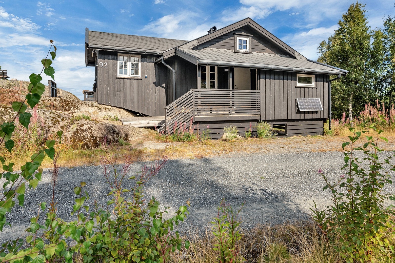 Solcellepanel plassert på hytteveggen. Denne strømmen lagres i batterier for bruk når solen ikke skinner. Strømmen brukes direkte til lys, lading av mobil og små apparater som krever mindre strøm, som TV apparat etc. Galleribilde