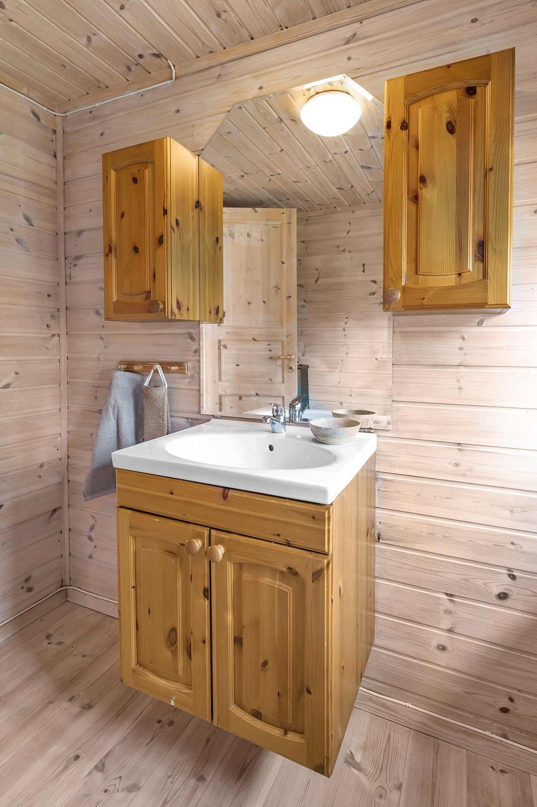 Hytten har ikke innlagt vann, men sommerstid pumpes vann fra vanntank som samler opp takvann. Galleribilde