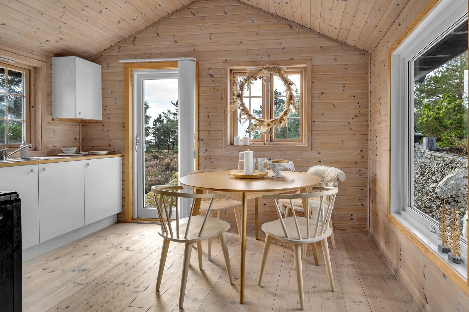 Kjøkken med plass til spisebord. Galleribilde