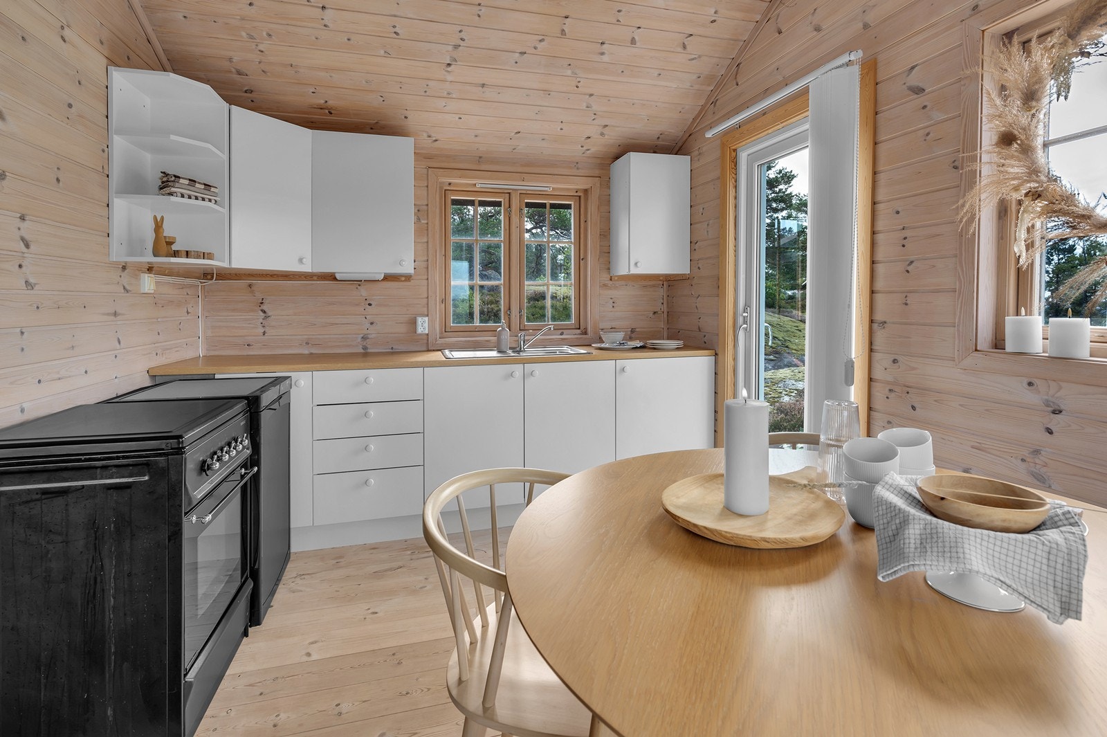 Det er utgang til verandaen fra kjøkkenet. Galleribilde