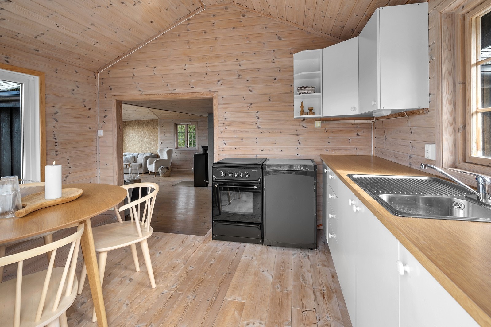 Kjøkkeninnredning med glatte fronter og laminert benkeplate. Gasskjøleskap og gasskomfyr medfølger kjøpet. Galleribilde