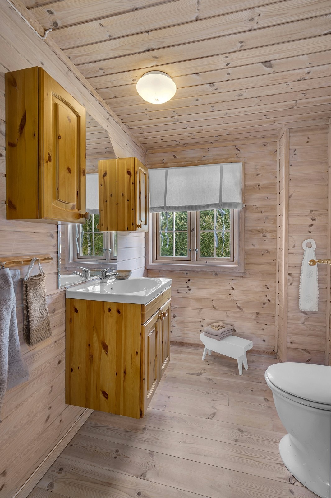 Toalett er av typen snurredo med tank med 4 kammer under hytten. Galleribilde