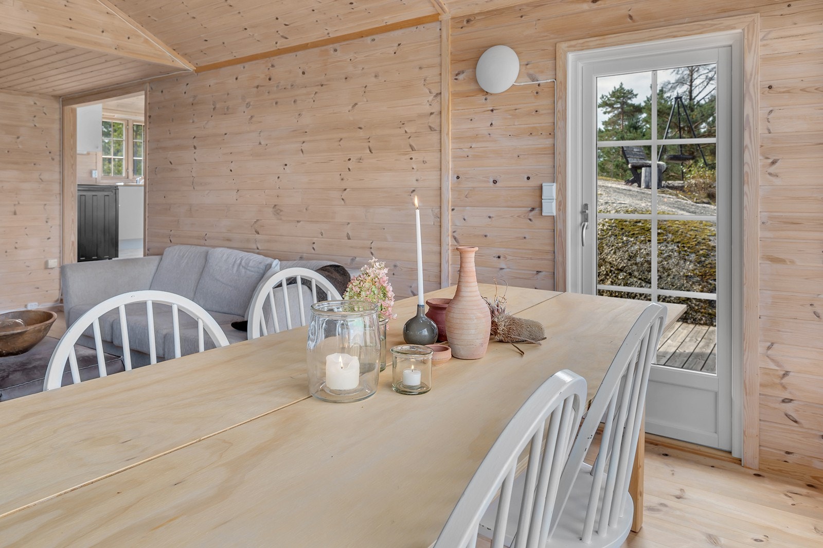 Det er utgang til verandaen fra stuen. Galleribilde