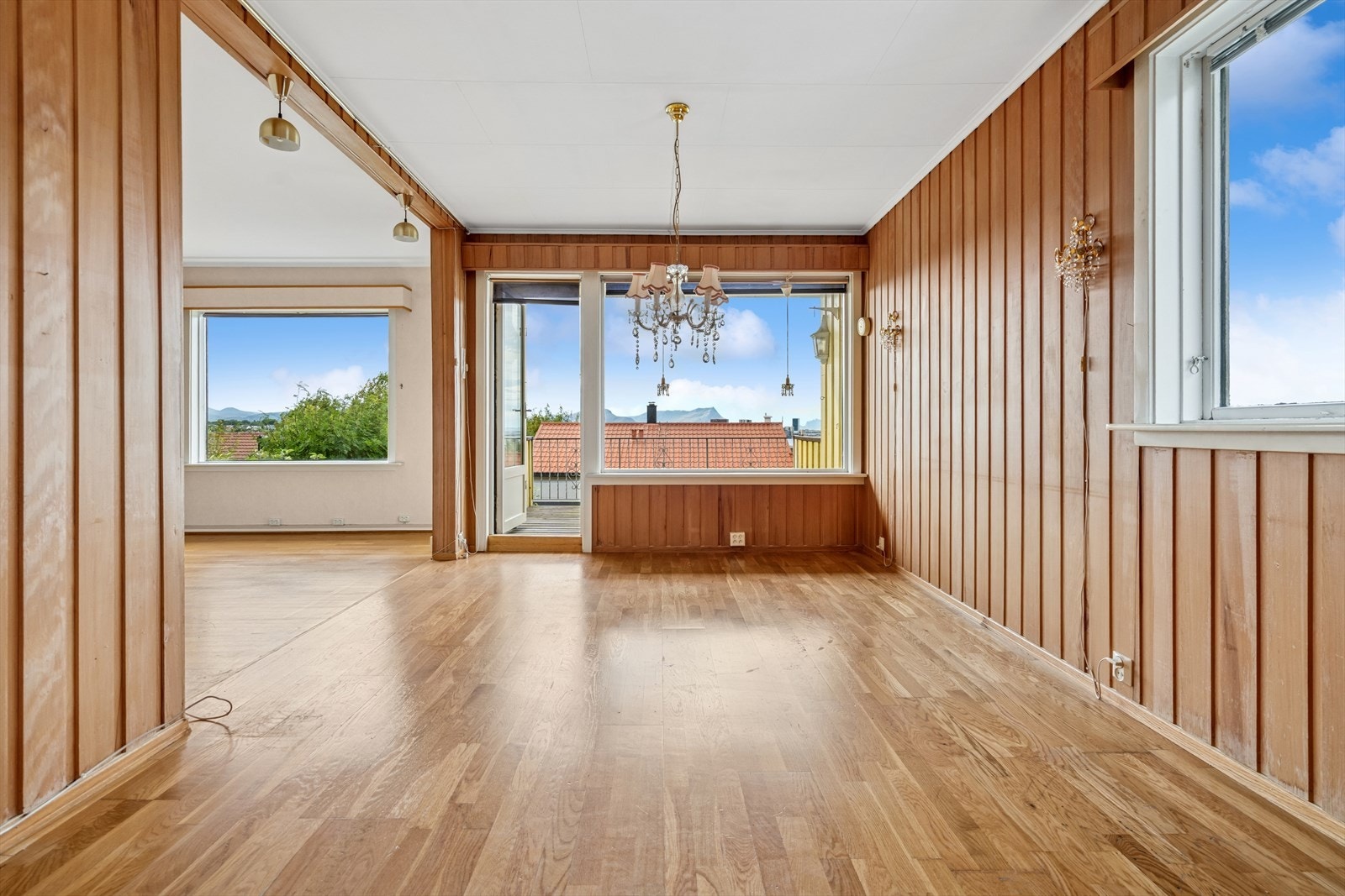 Stuen har flere store vindusflater som skaper en lys og luftig atmosfære Galleribilde