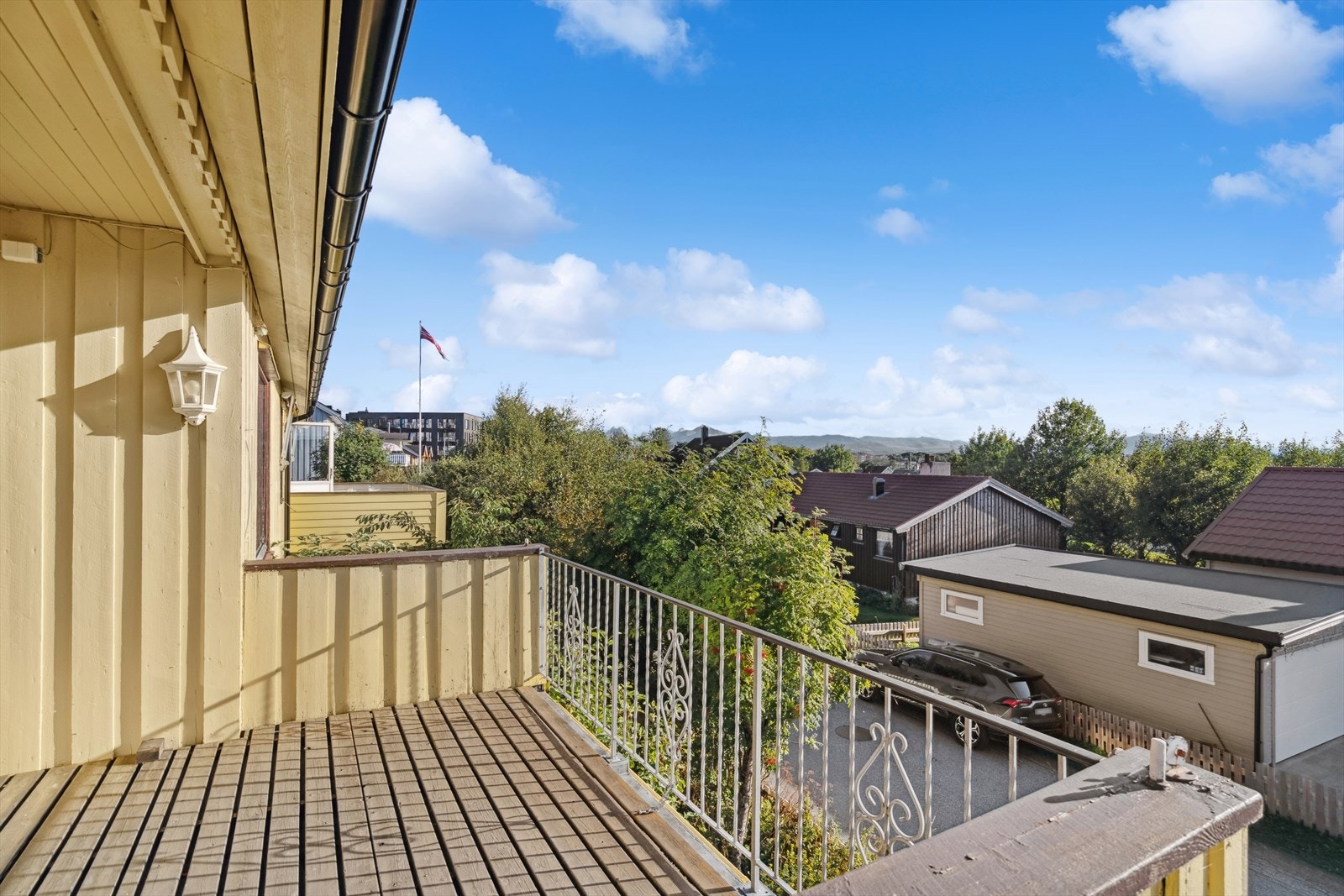 Balkongen er delvis overbygget og utstyrt med både lys og stikkontakt Galleribilde