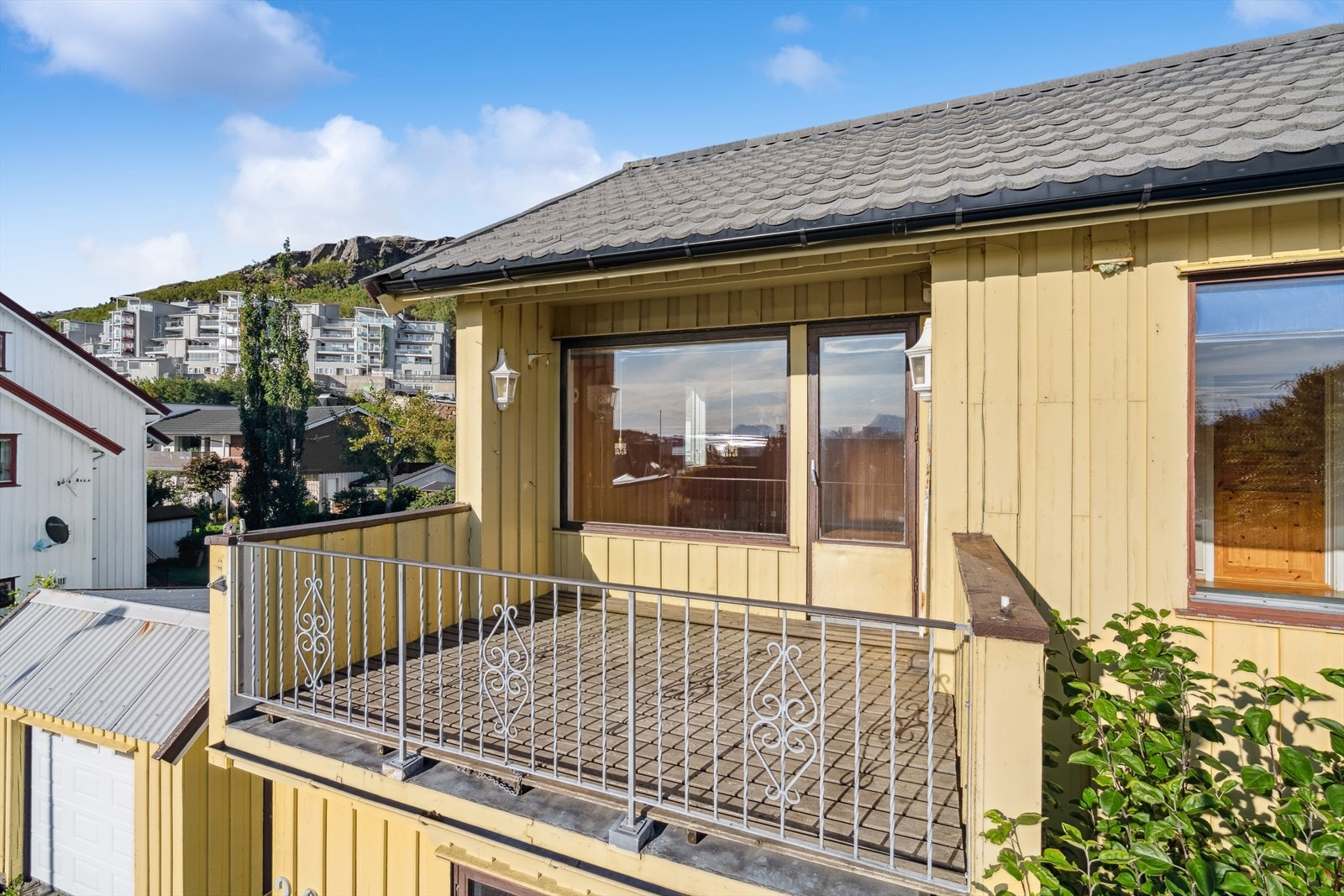 Utgang fra stuen til en sørvendt balkong Galleribilde