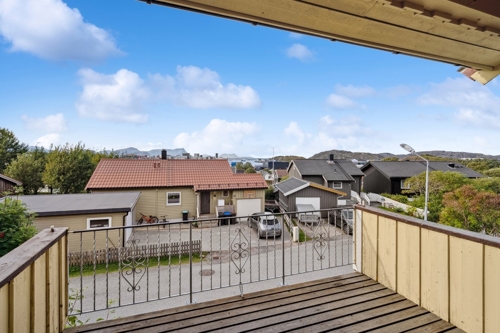 Herfra nyter du gode solforhold og noe utsikt over bl.a. Bodø havn og fjellene nedover kysten Galleribilde