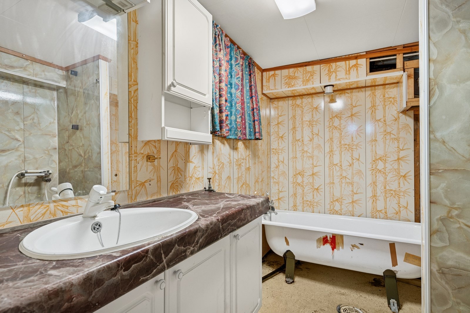 Bad/vaskerom av eldre dato med fliser på gulv og vegger med våtromsplater - Her er det toalett, dusj på vegg, servant og opplegg for vaskemaskin Galleribilde