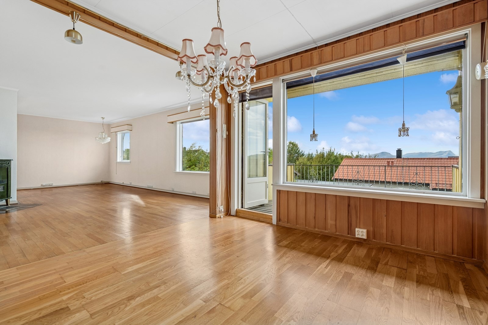 Rommet er møbleringsvennlig med god plass til sofakrok og spisegruppe ved kjøkkenet Galleribilde