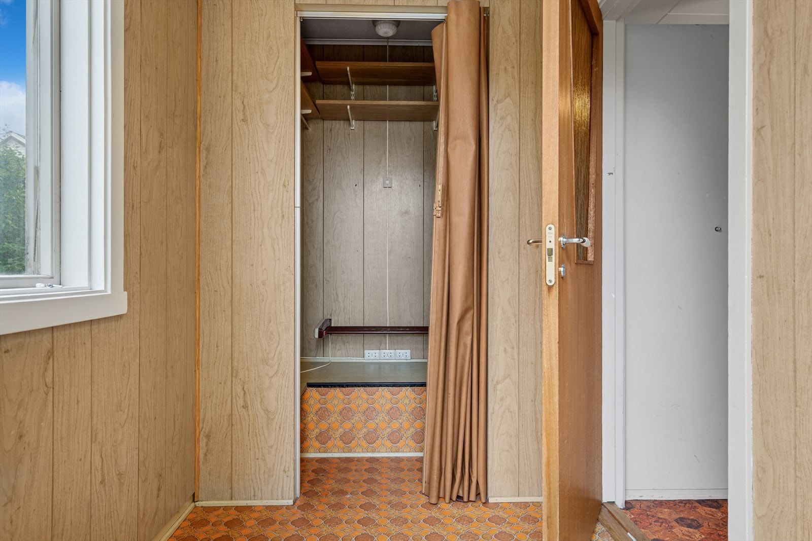 Du ønskes velkommen inn i entreen, som har en tilhørende praktisk garderobe Galleribilde