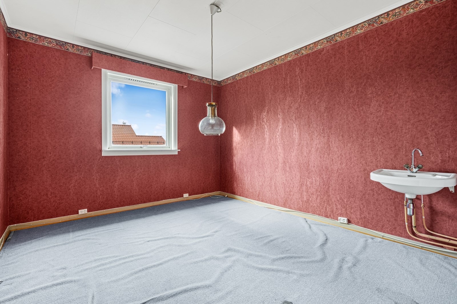 Soverom I - Det største soverommet gir deg god plass til stor seng og oppbevaringsmøbler Galleribilde