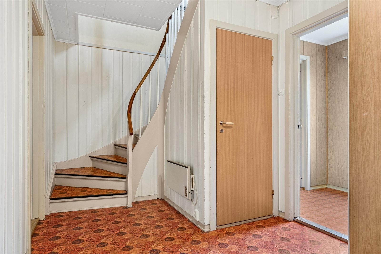 Videre kommer du inn i trappehallen - Herfra har du tilgang til alle soverommene, omkledningsrommet, badet og trapp i begge retninger Galleribilde