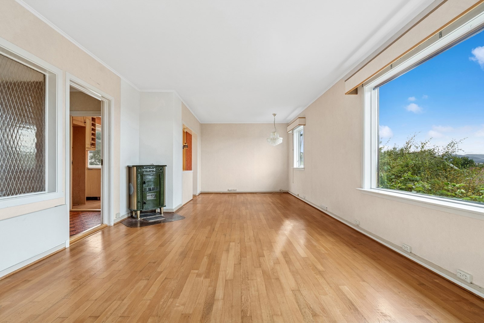 I 2. etasje finner du gang m/utgang til nordvendt balkong, kjøkken og en svært romslig stue med utgang til en sørvendt balkong Galleribilde