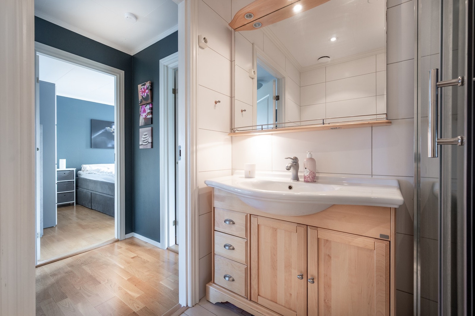 Badet ble renovert i 2009 med nye fliser/overflater. Galleribilde