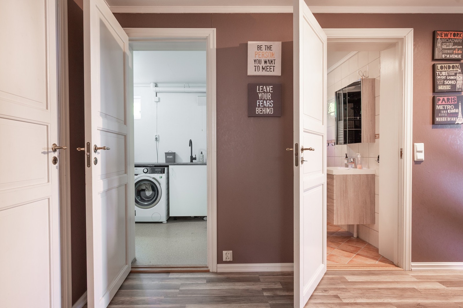 I underetasjen er det både bad og et romslig vaskerom. Galleribilde