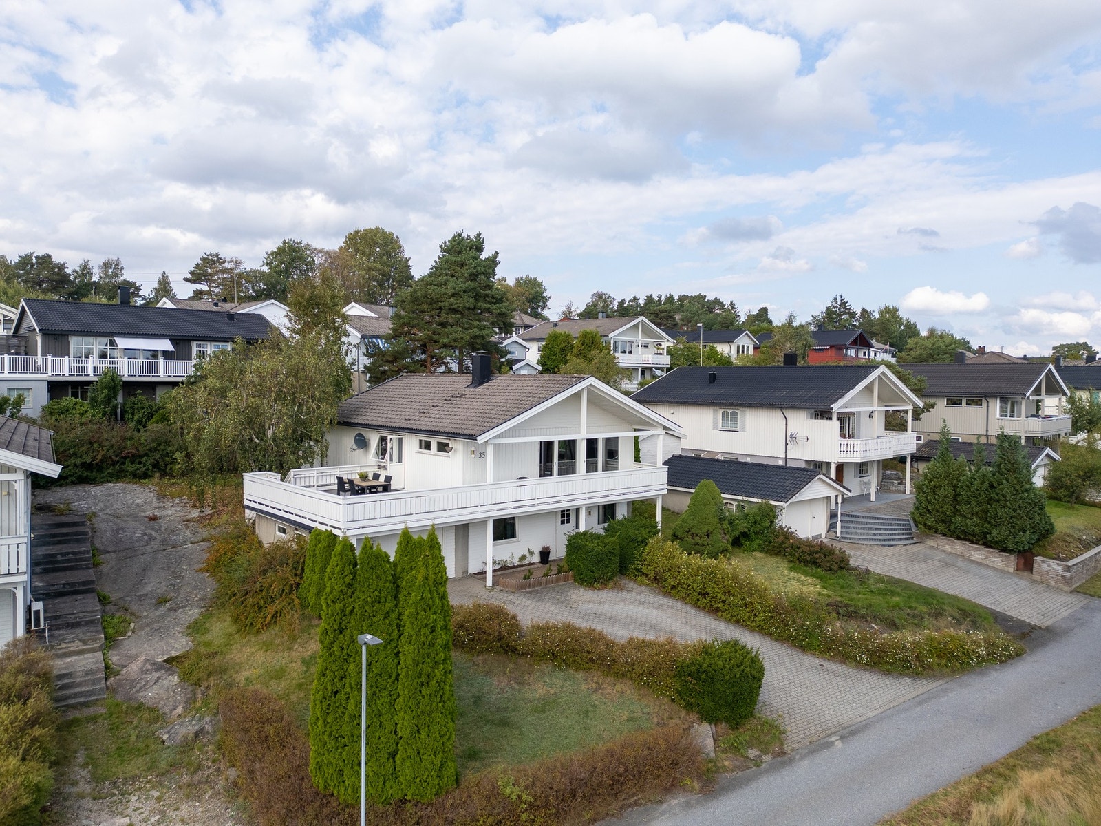 Det er plass til biler i oppkjørselen eller i garasjen. Galleribilde