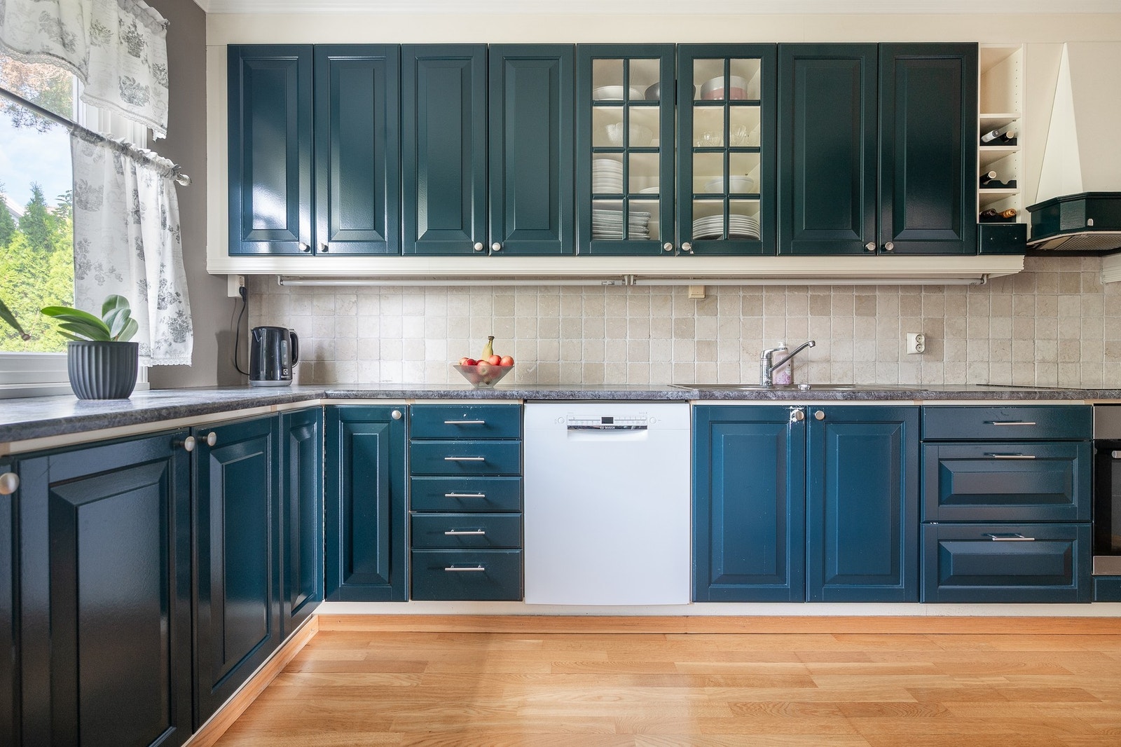 Innredningen har integrert stekeovn, induksjonstopp og oppvaskmaskin. Frittstående kjøleskap. Galleribilde