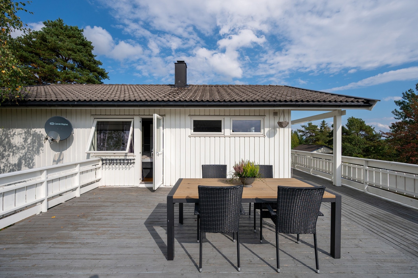 Uteplassen er stor og solrik med god plass til møbler. Galleribilde