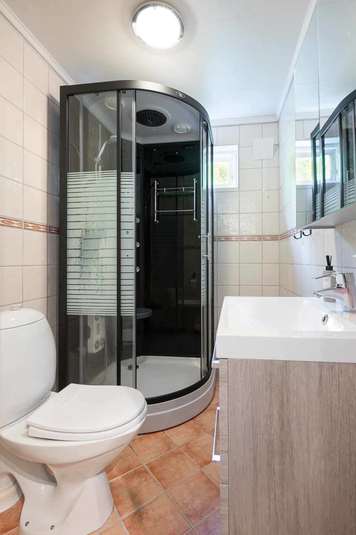 Rommet er innredet med servantinnredning, dusjkabinett og toalett. Galleribilde