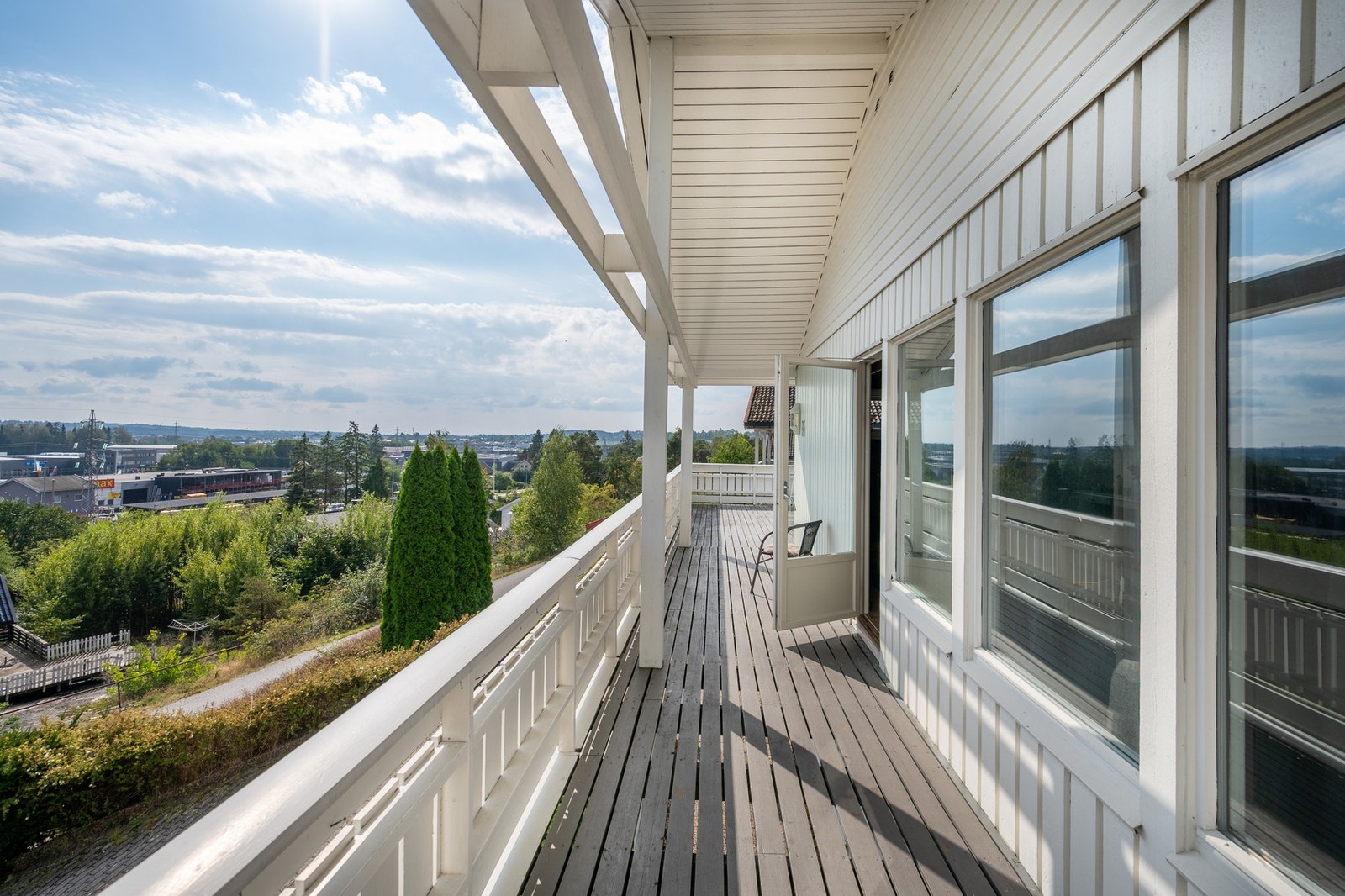 Utgang til terrassen fra stuen. Galleribilde