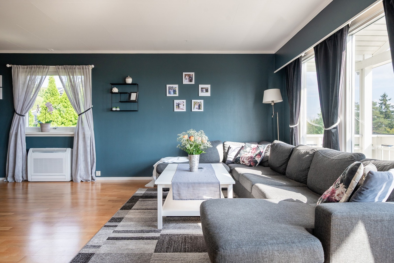 Eiendommen holder normal god standard. Gulv er belagt med parkett og fliser. Galleribilde