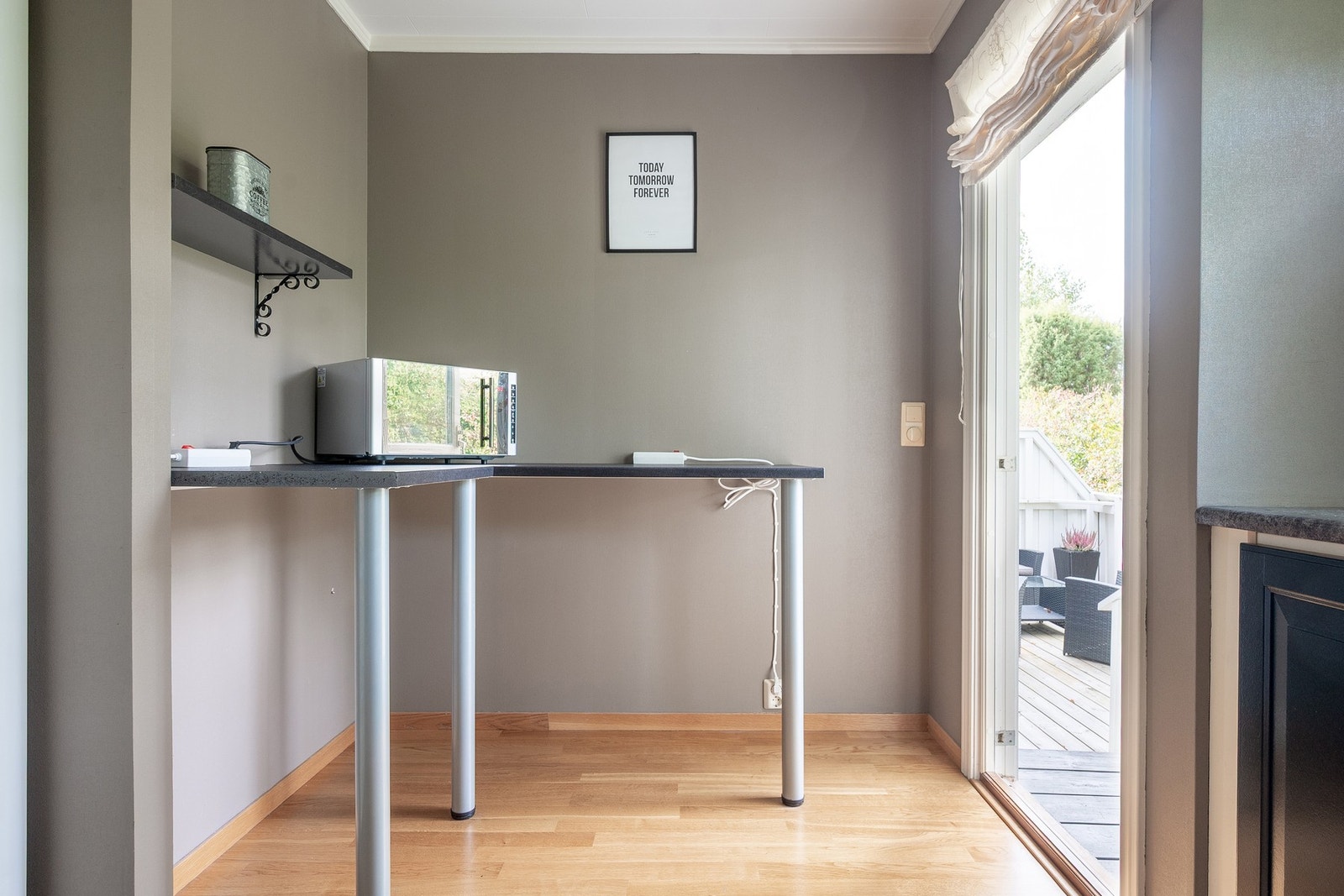 Fra kjøkkenet er det utgang til en terrasse mot vest. Galleribilde