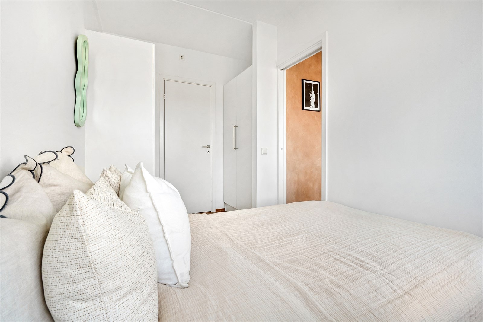 Godt med oppbevaring med to doble garderobeskap en bod for ekstra lagring. Galleribilde