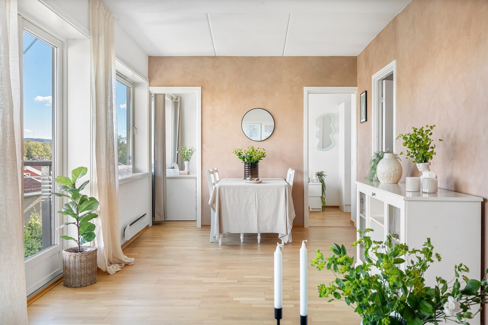 Flere store vindusflater sørger for rikelig med naturlig lysinnslipp. Galleribilde