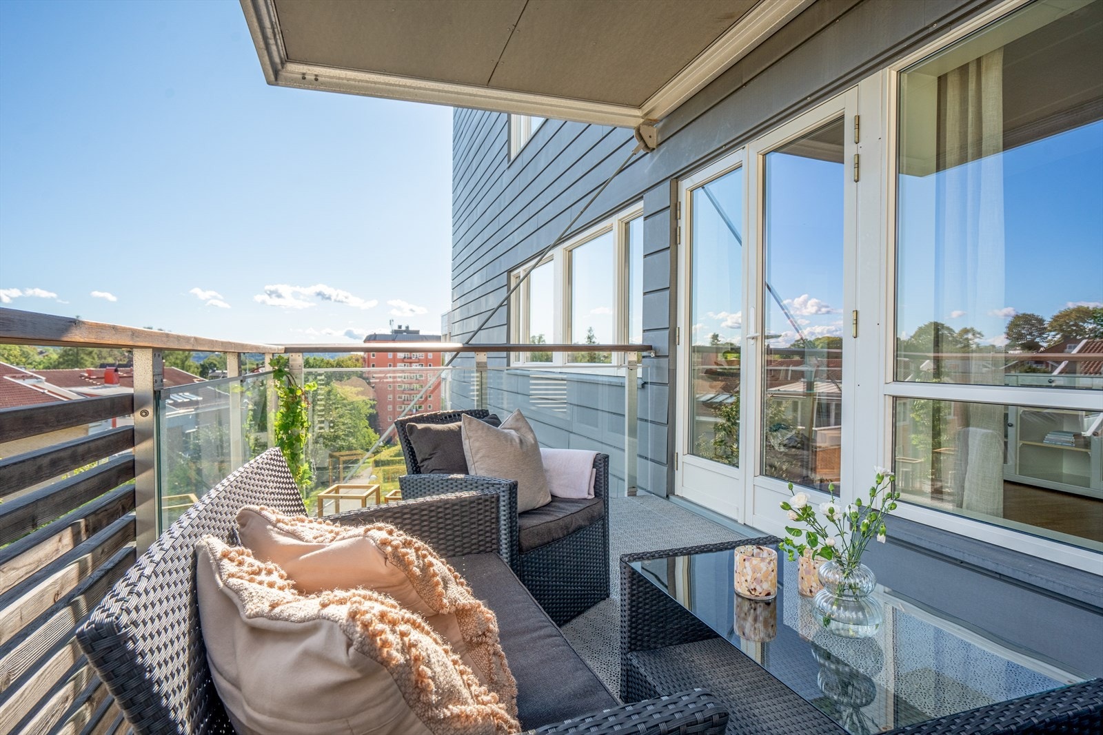 Fra stuen er det utgang til en stor og delvis takoverbygd balkong. Galleribilde