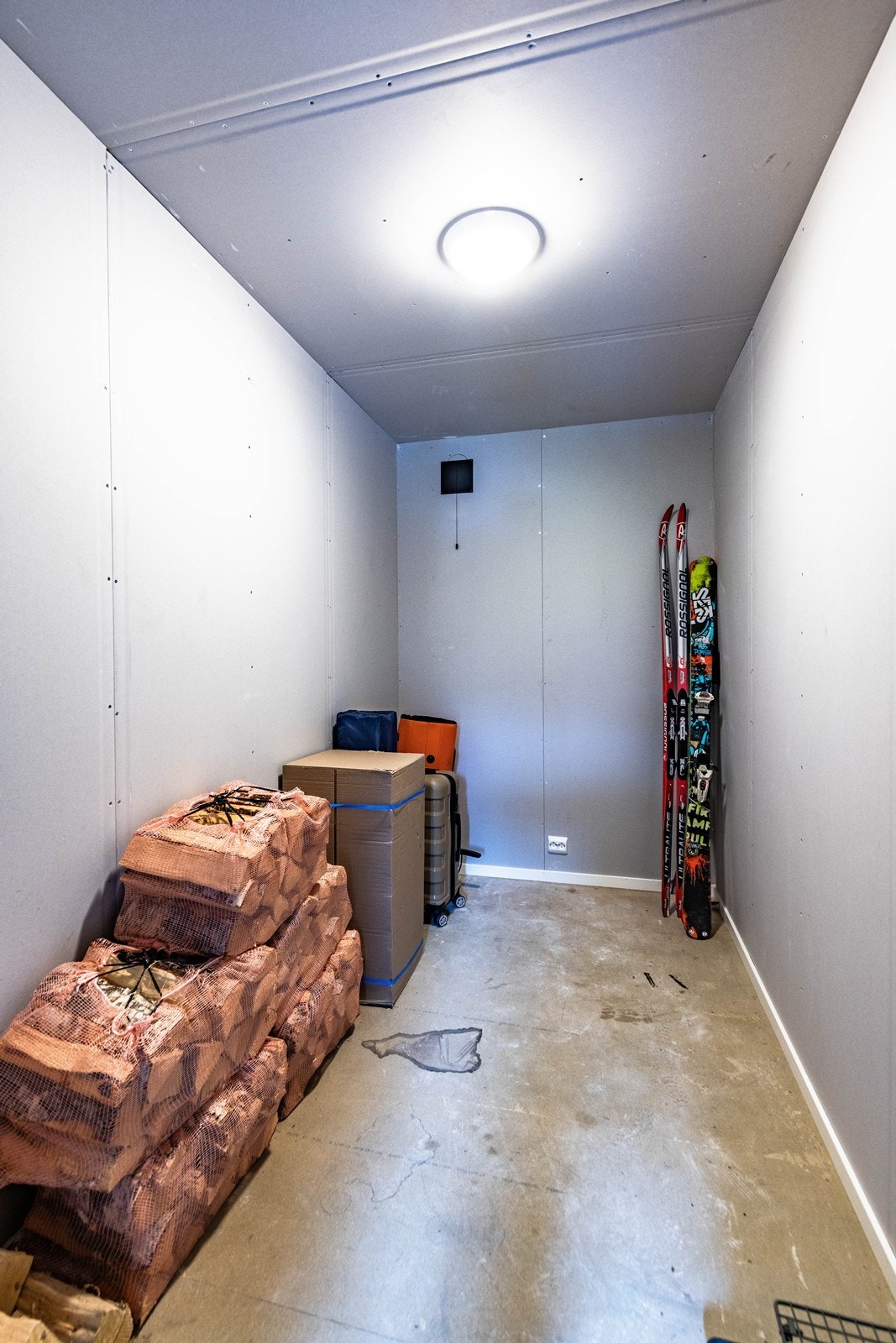 Praktisk sportsbod med gode lagringsmuligheter i tilknytning til inngangspartiet. Galleribilde