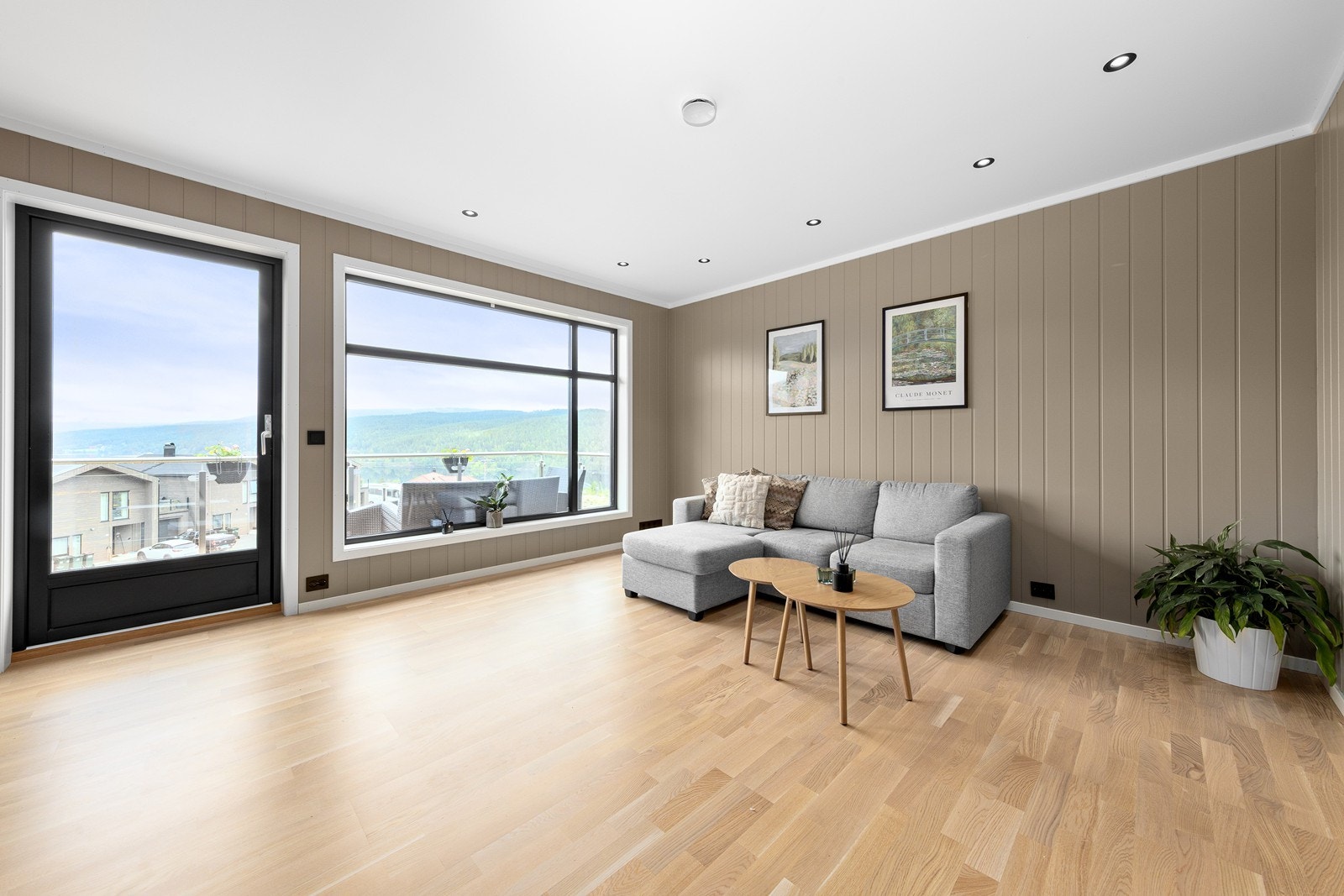 Romslig og lys stue med utgang til balkong. Galleribilde