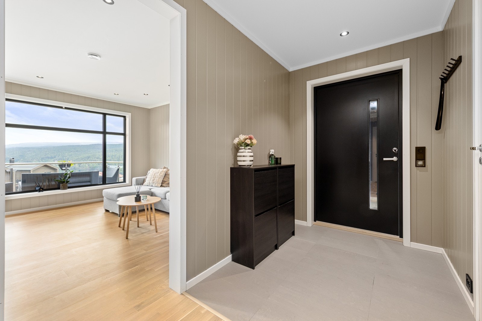 Praktisk flislagt entre med varmekabler. Galleribilde