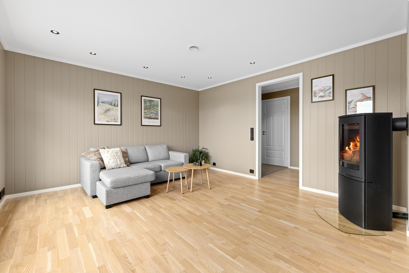 Under bygging ble det gjort tilvalg med bl. annet utvidet antall downlights og sorte stikk/brytere. Galleribilde