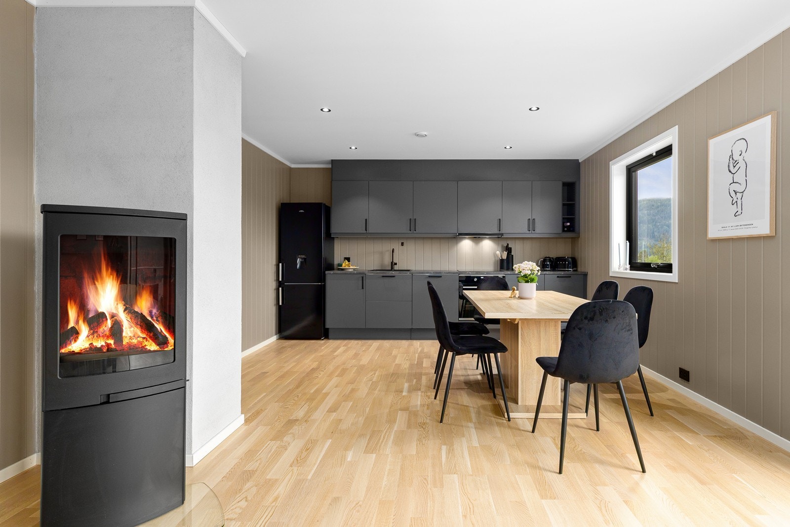 I tilknytning til kjøkkenet er det god plass til spisegruppe. Galleribilde