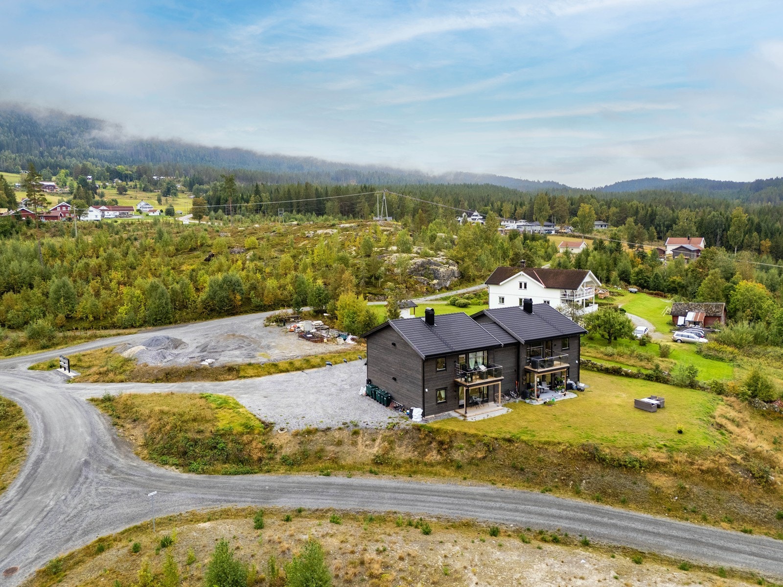 Leiligheten ligger høyt og fritt med kun ca. 5 min kjøring fra Prestfoss sentrum med bl. annet dagligvarehandel, skoler/barnehage, jernvarehandel, kafe m.m. Galleribilde