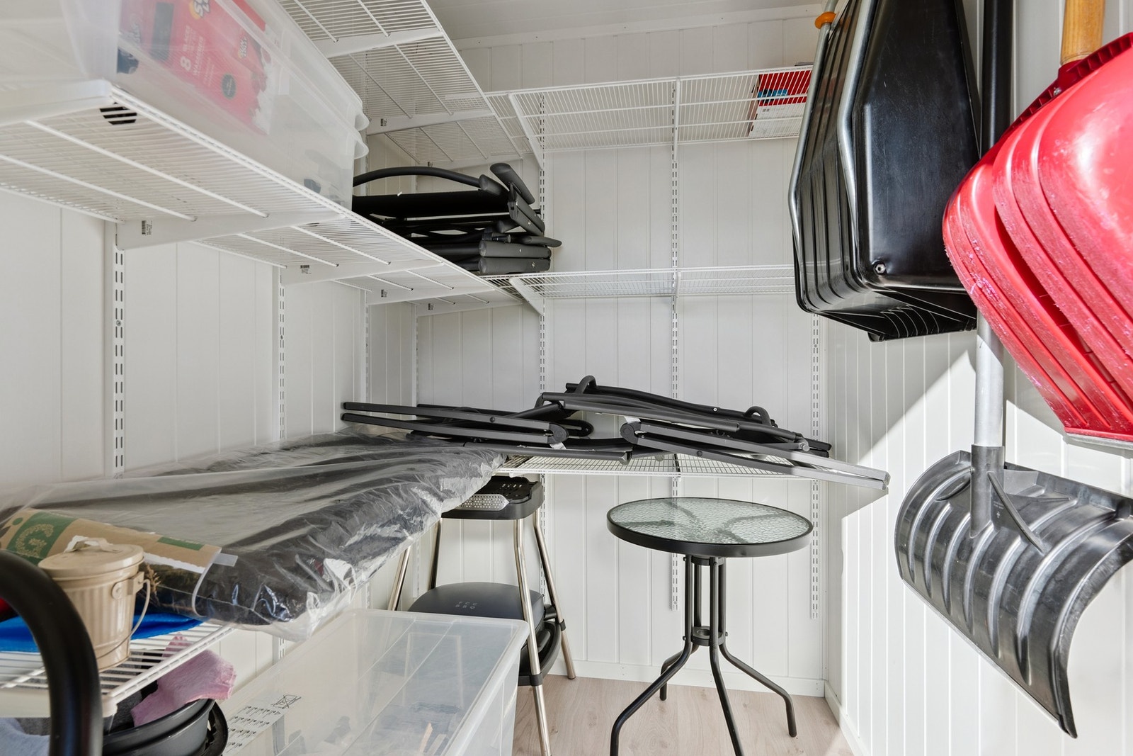 Rett ved inngangspartiet ligger boden med god plass til oppbevaring av utstyr Galleribilde