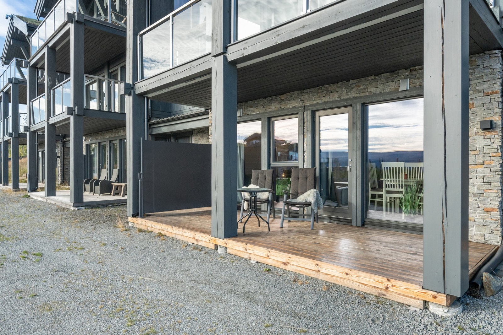 Det er satt opp en uttrekkbar levegg mot nord på terrasse Galleribilde