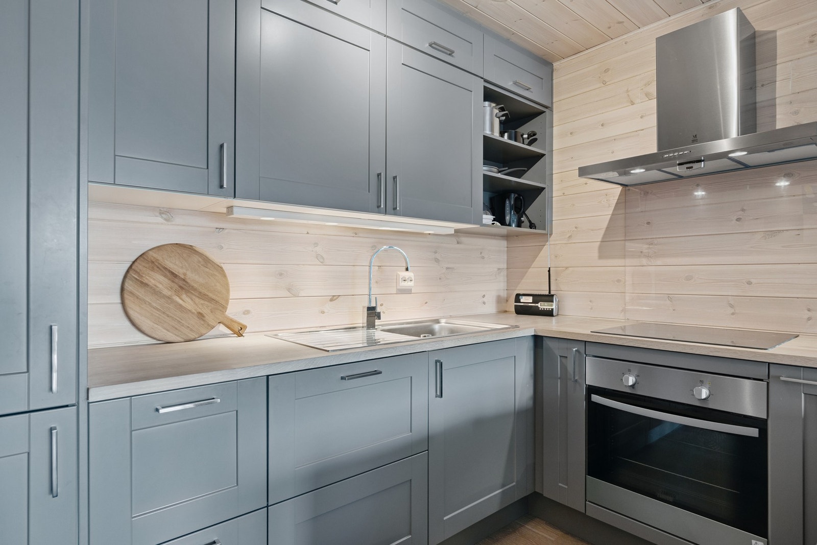 Overskapene går helt opp til himling Galleribilde