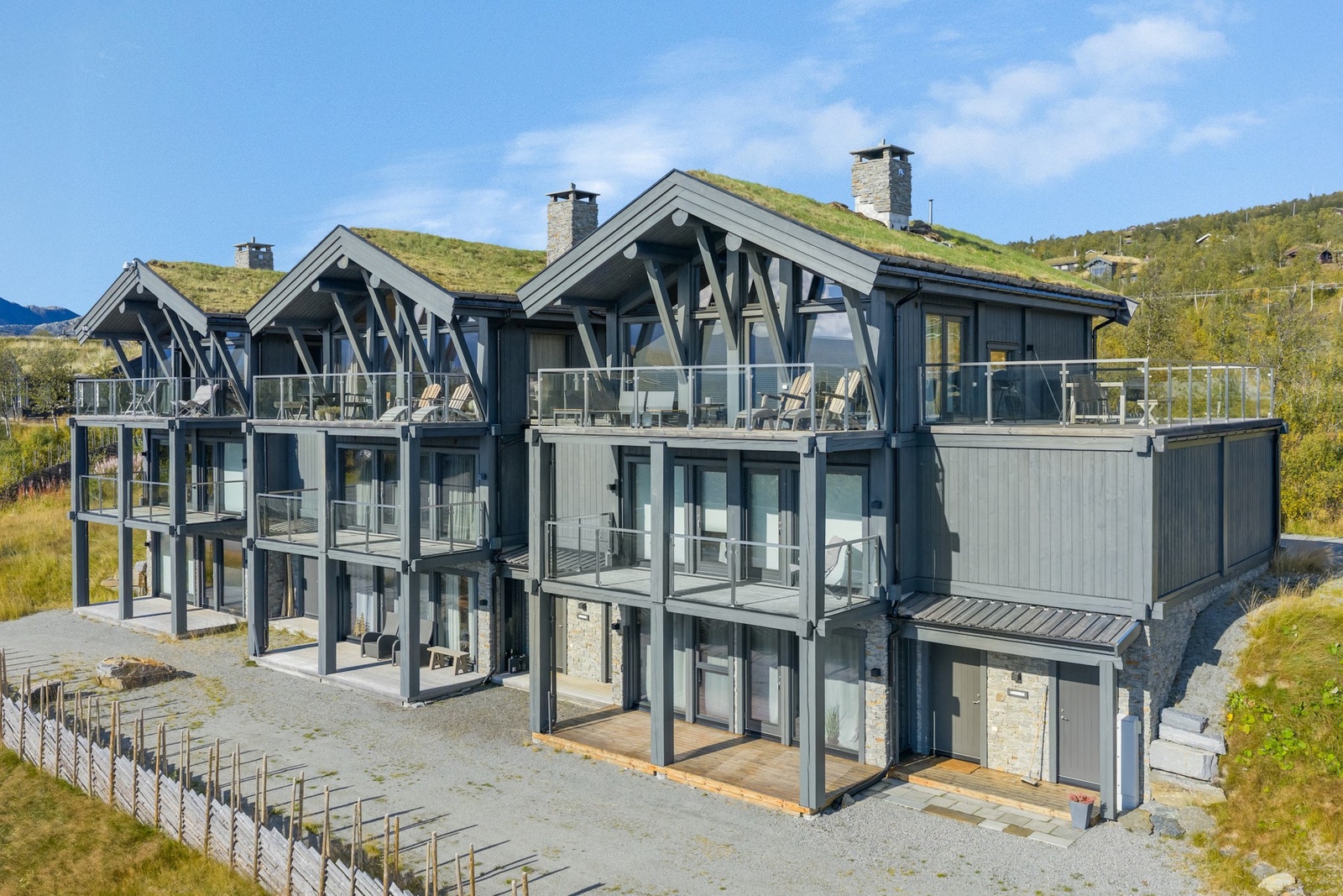 UteDet er lagt ned heller ved inngangspartiet som gir et rent og pent uttrykk Galleribilde