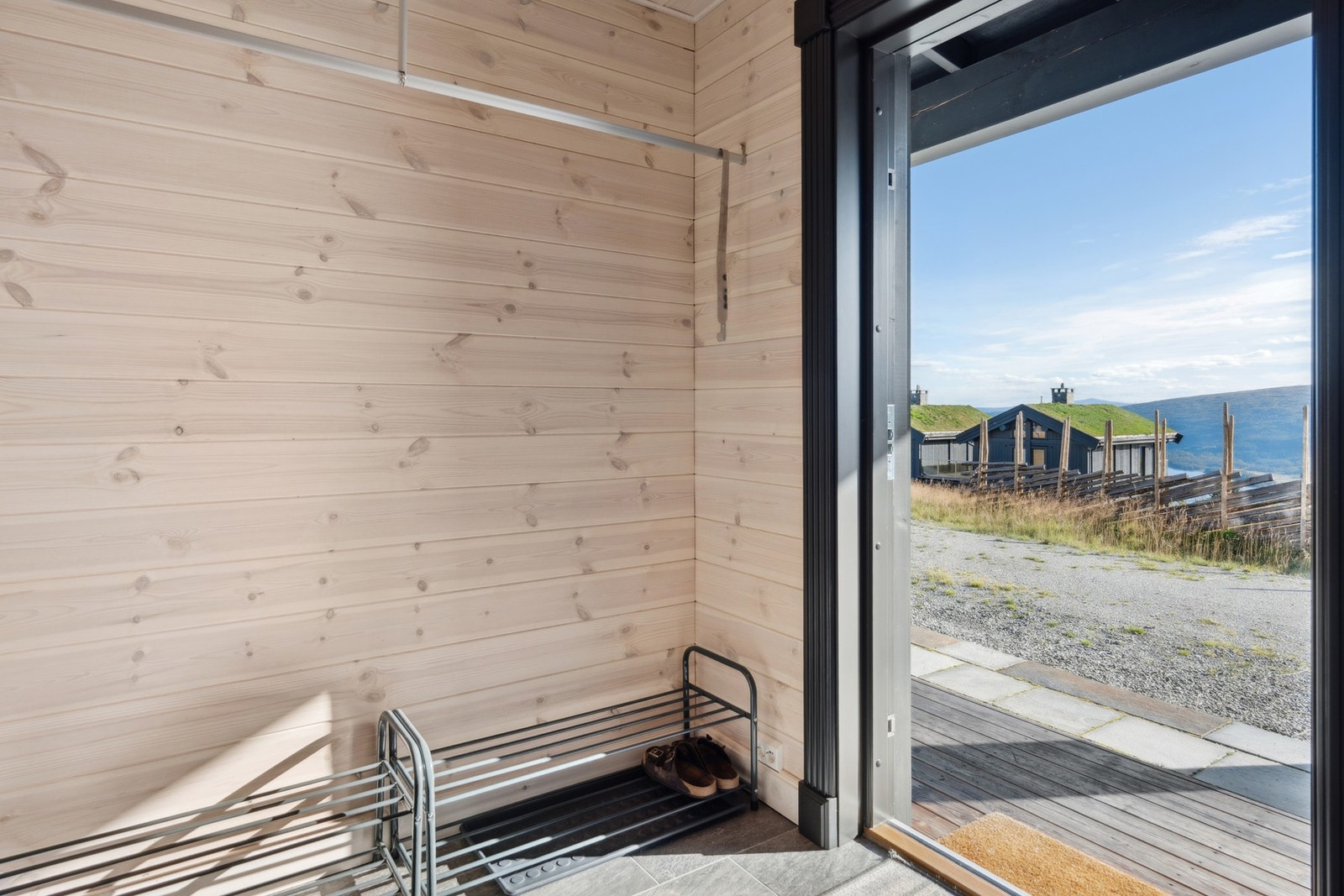 Entré med mulighet for garderobeløsning etter ønske. Det er oppheng for yttertøy og plass til skohyller slik det er i dag Galleribilde