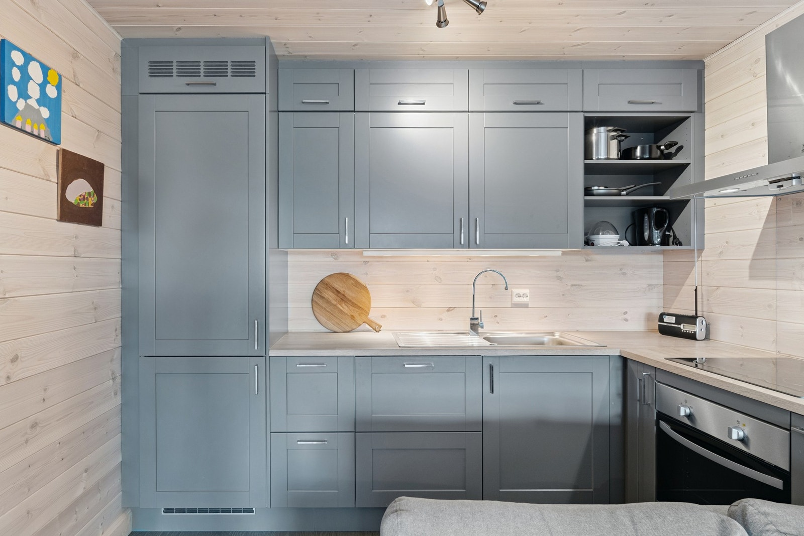 Kjøkkenet har profilerte fronter i en elegant farge levert av Huseby kjøkken Galleribilde