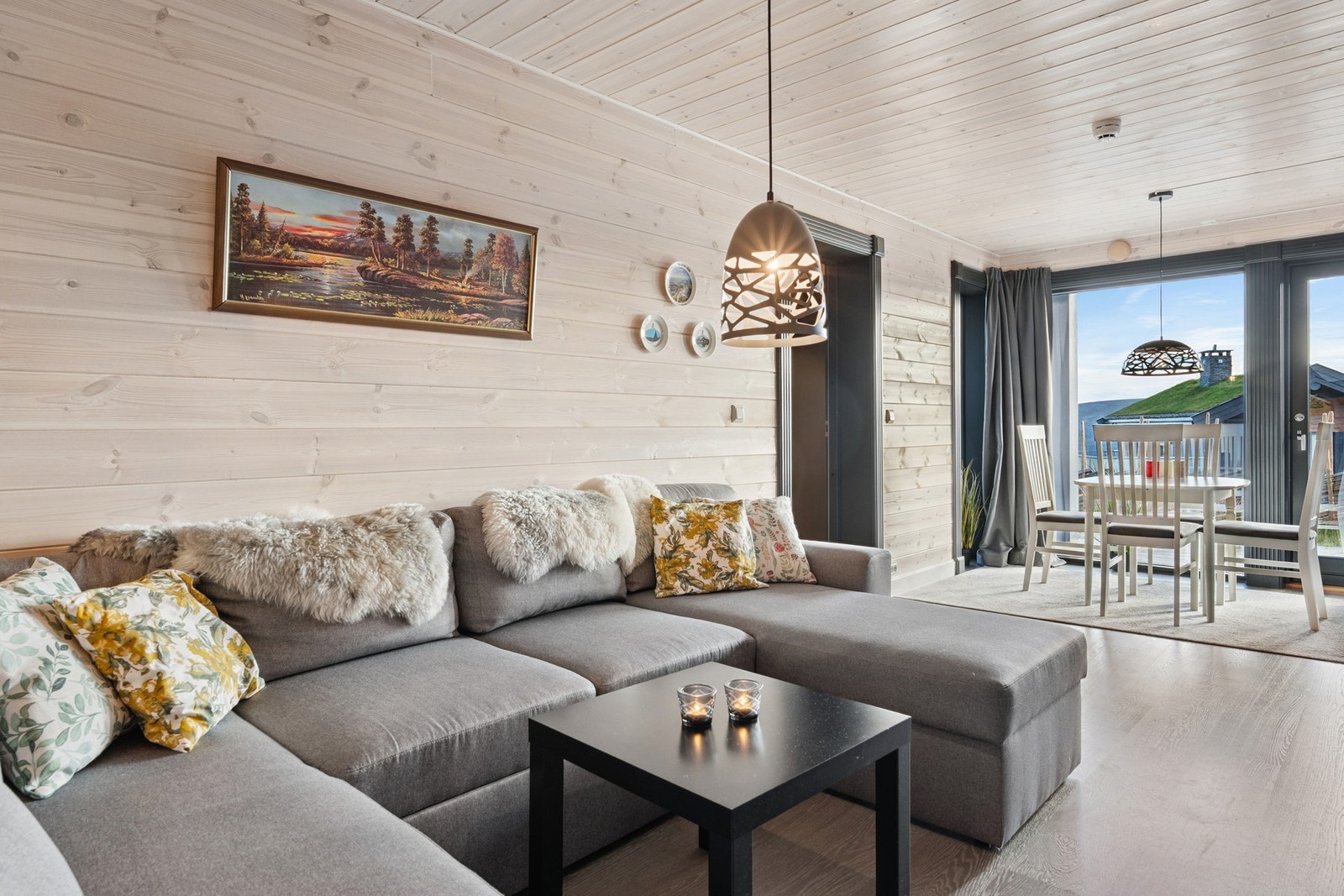 Oppholdsrommet har en åpen løsning mellom stue og kjøkken Galleribilde