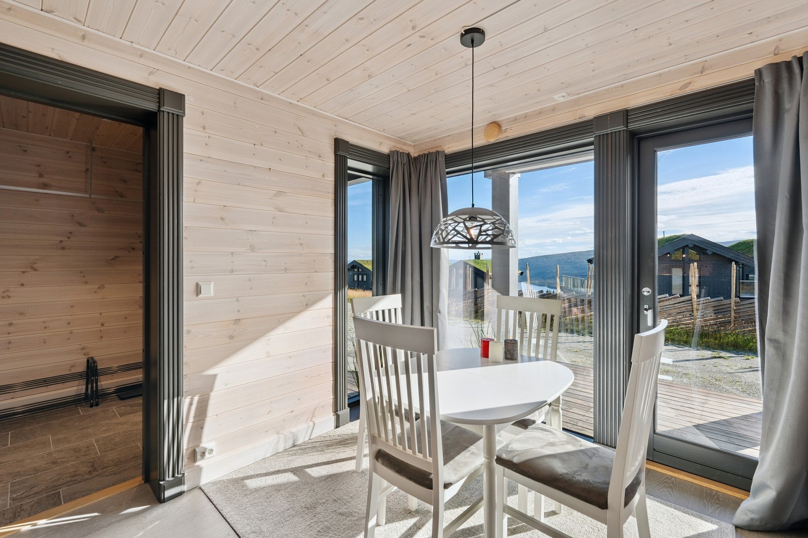 Fra stuedelen er det adkomst ut til terrasse Galleribilde