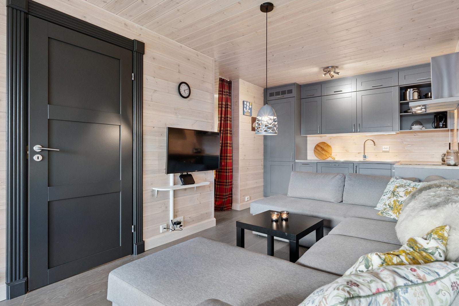 Veggene er kledd med liggende panel i lys utførelse Galleribilde