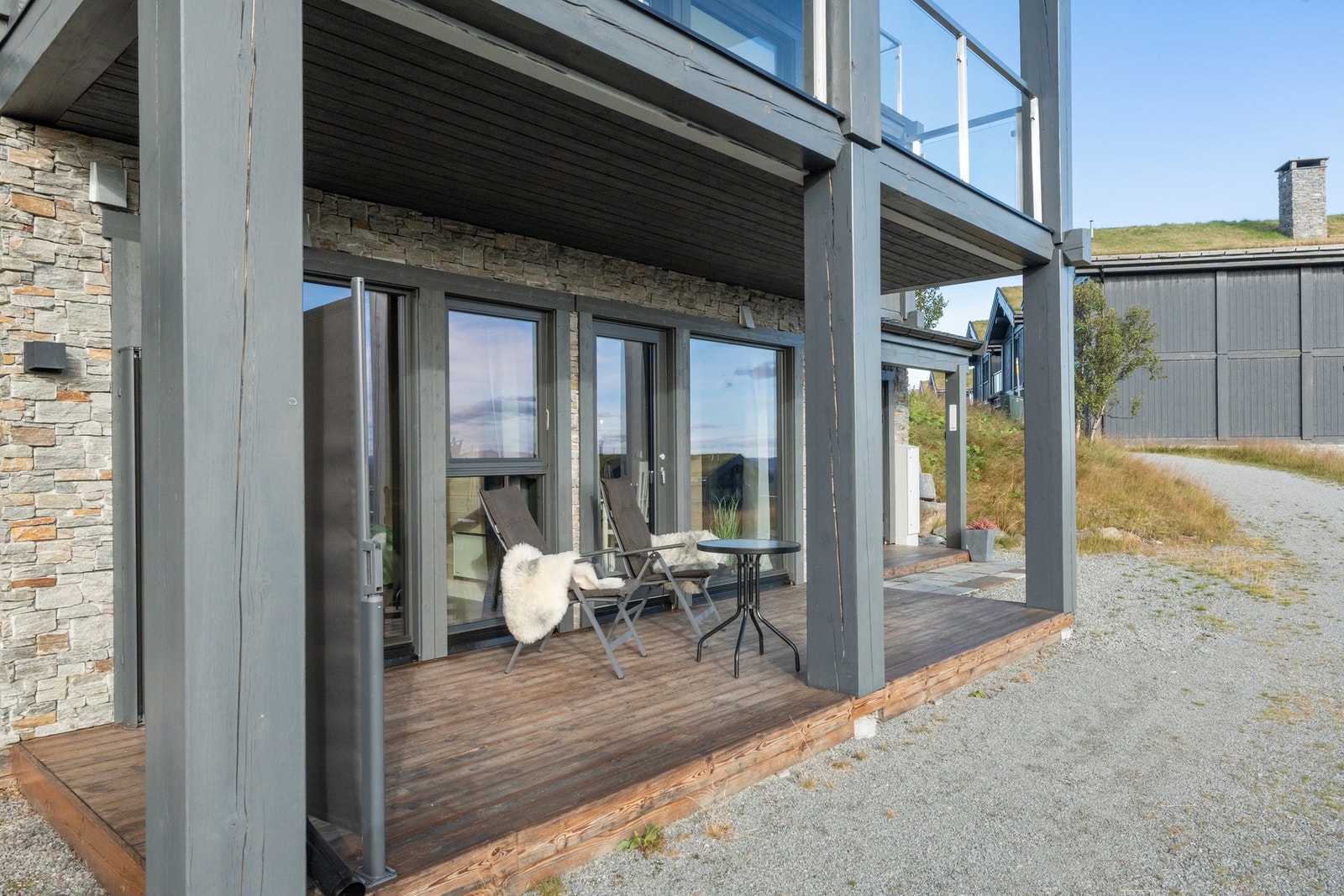 Terrassen har plass til sittegruppe og har videre utgang til bakkeplan Galleribilde