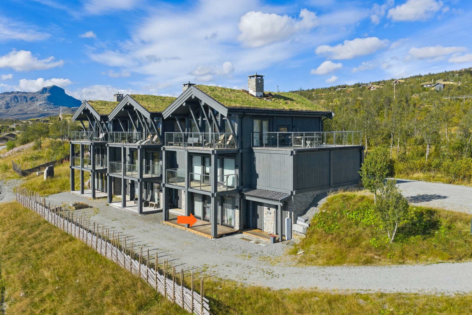 Eiendomsmegler Marit Nystuen presenter denne fritidsleiligheten. Foto: EFKT v/ Tor Solberg Galleribilde