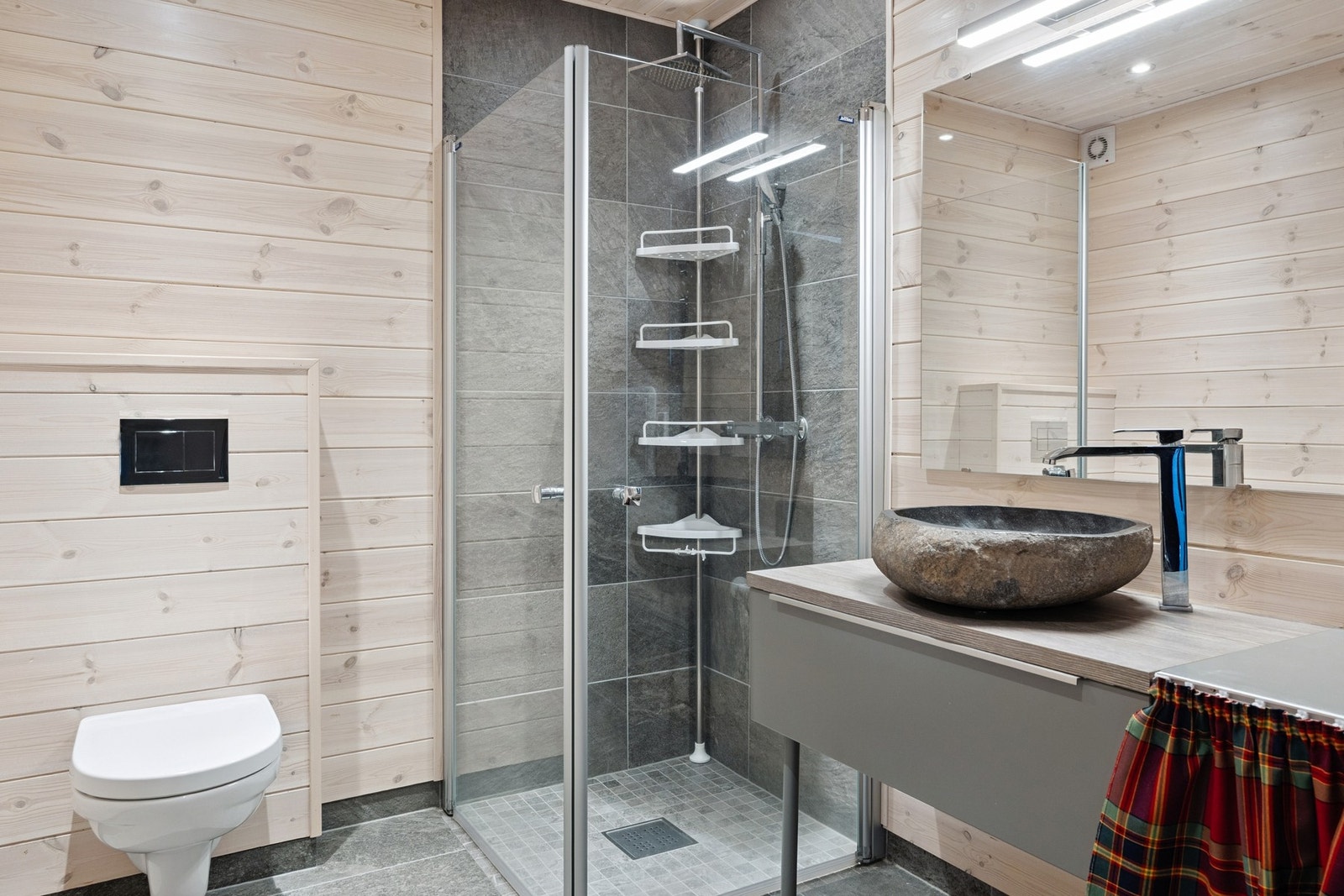 Innredning med underskuff og forheng på ene delen av benkeplate. Galleribilde