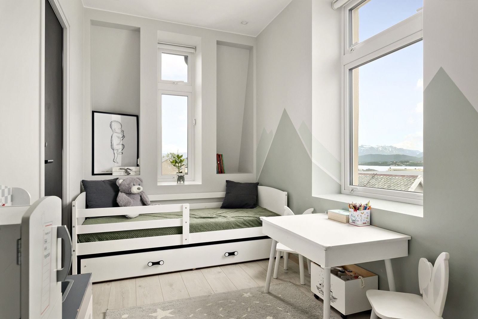 Soverom 2 er et naturlig lyst rom takket de åpne vindusflatene. Galleribilde