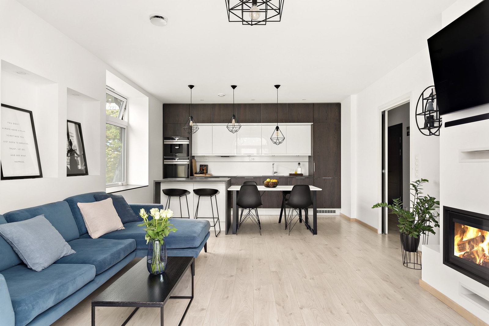 Åpen stuekjøkken løsning skaper en lun atmosfære Galleribilde